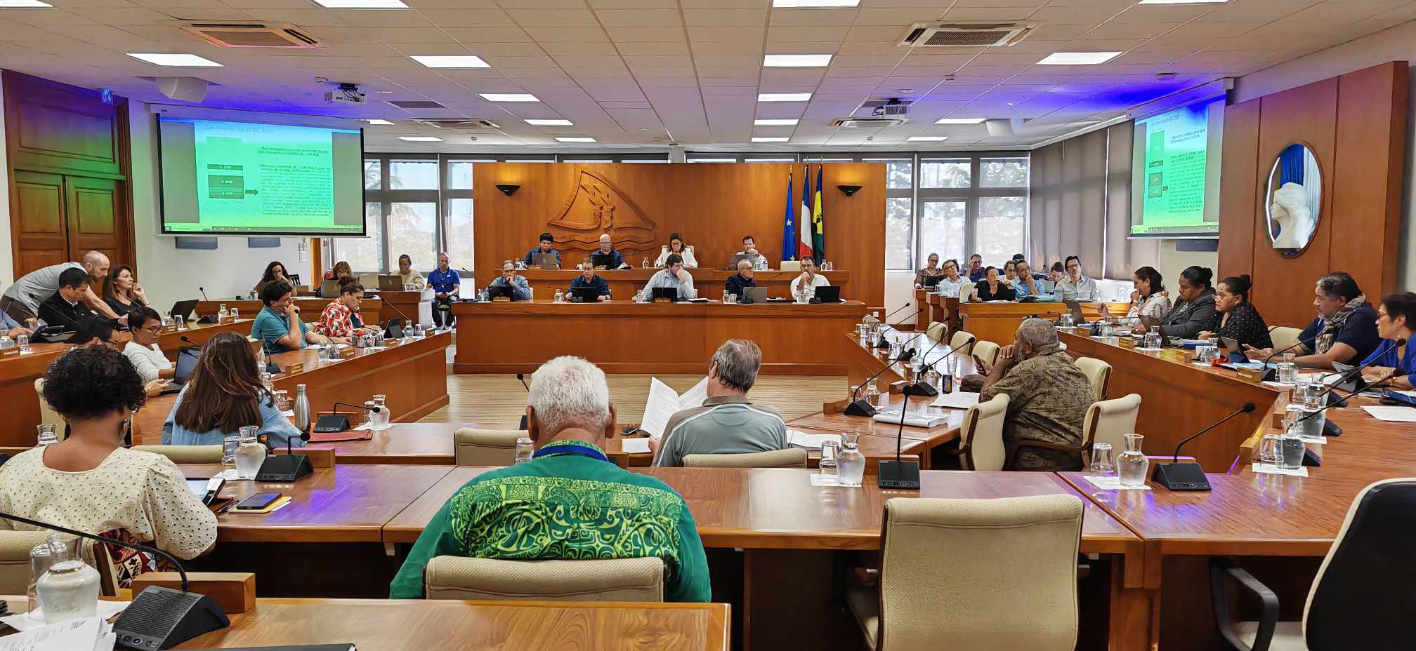 Photographie de l’assemblée de la province Sud pour voter le budget supplémentaire pour 2024 et une série de mesures exceptionnelles pour les victimes des exactions.